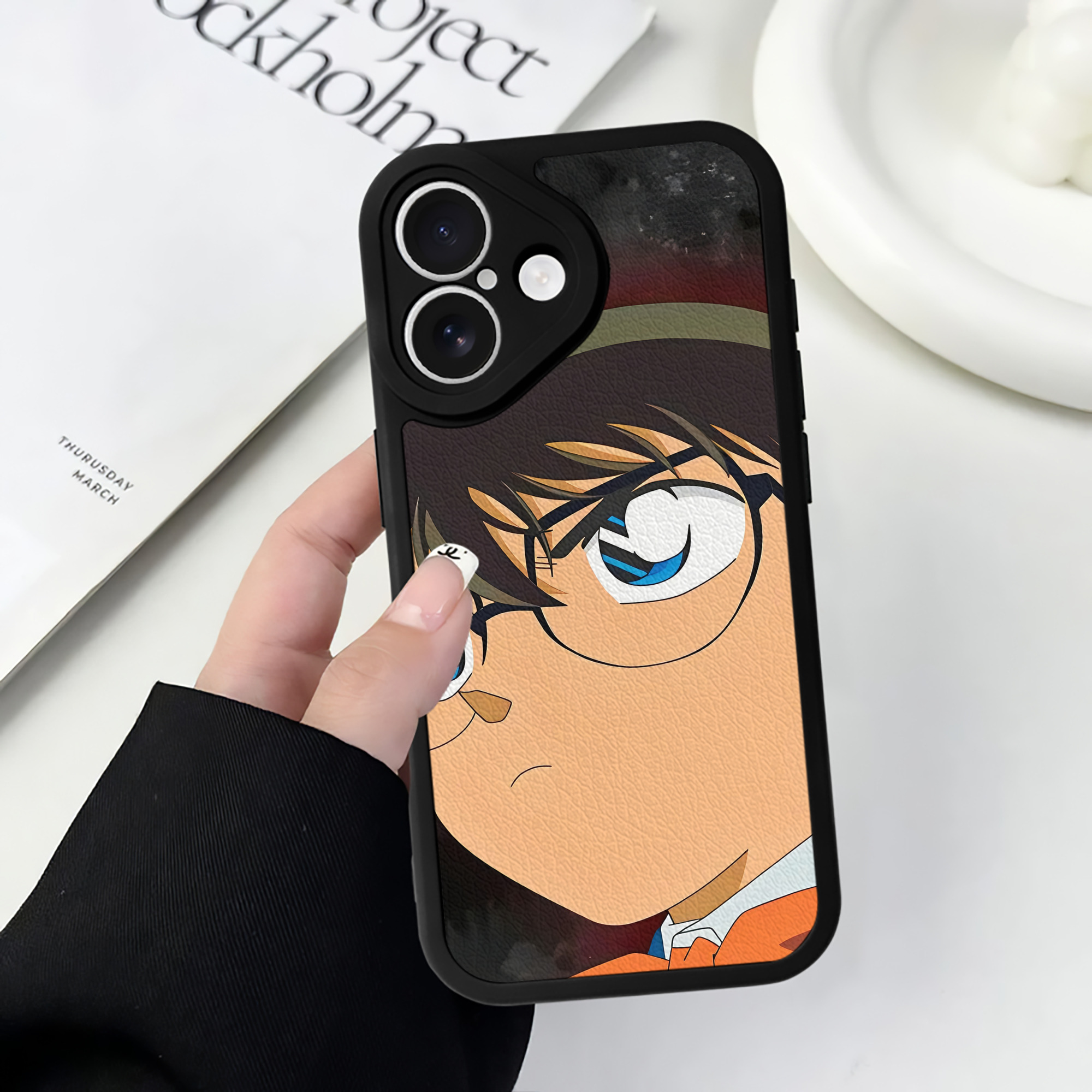 （画像用） 名探偵コナン Detective Conan 【iPhone 16シリーズ対応】シリコンスマホケース（レザー調） 材質：シリコン